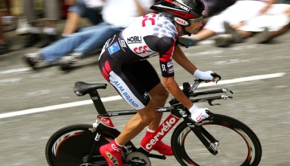 开云APP-F1新赛季揭幕战之夜，卡拉斯科持续制造杀伤，赛道上的战术革命与极限博弈