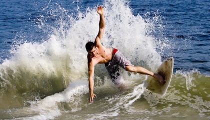 开云体育中国-秘鲁鏖战希腊，凯塞多冠军级表现，照亮足球的另一种可能